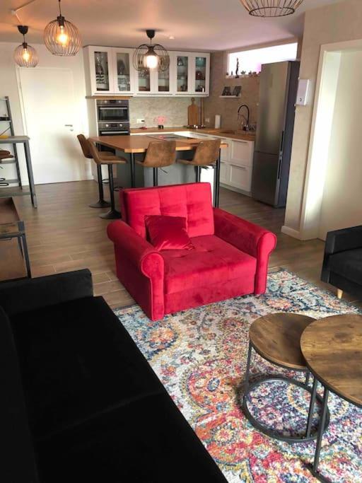 Stylisches Maybach Appartement Mit Terrasse Fuer 5 Personen, 5 Betten, Grosse Kochinsel, Homeoffice Mit 250Mbit Wlan Aidlingen Екстериор снимка
